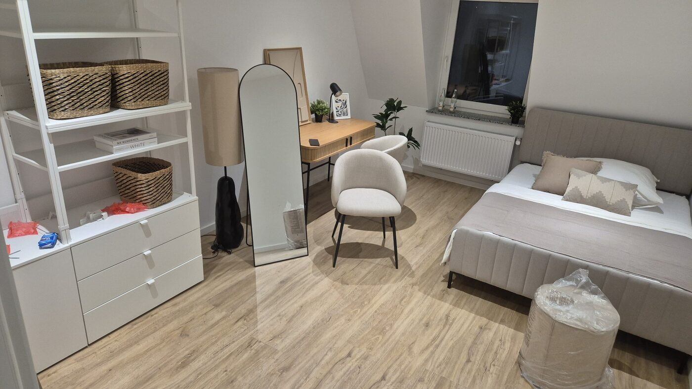 Fertig eingerichtetes Zimmer mit neu verlegtem Boden und montierten Möbeln – SK Allround Handwerk Marktredwitz