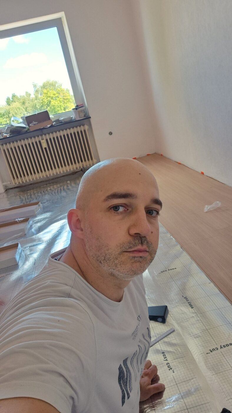 Sven Kammerer, Inhaber von SK Allround Handwerk, bei der Bodenverlegung